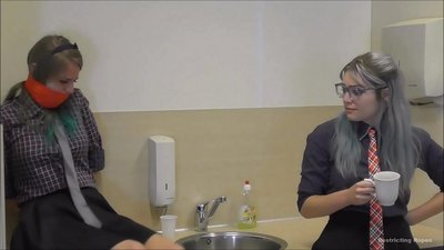 Giyohvand / bog'langan va gagged / qayg'u ichida xonim